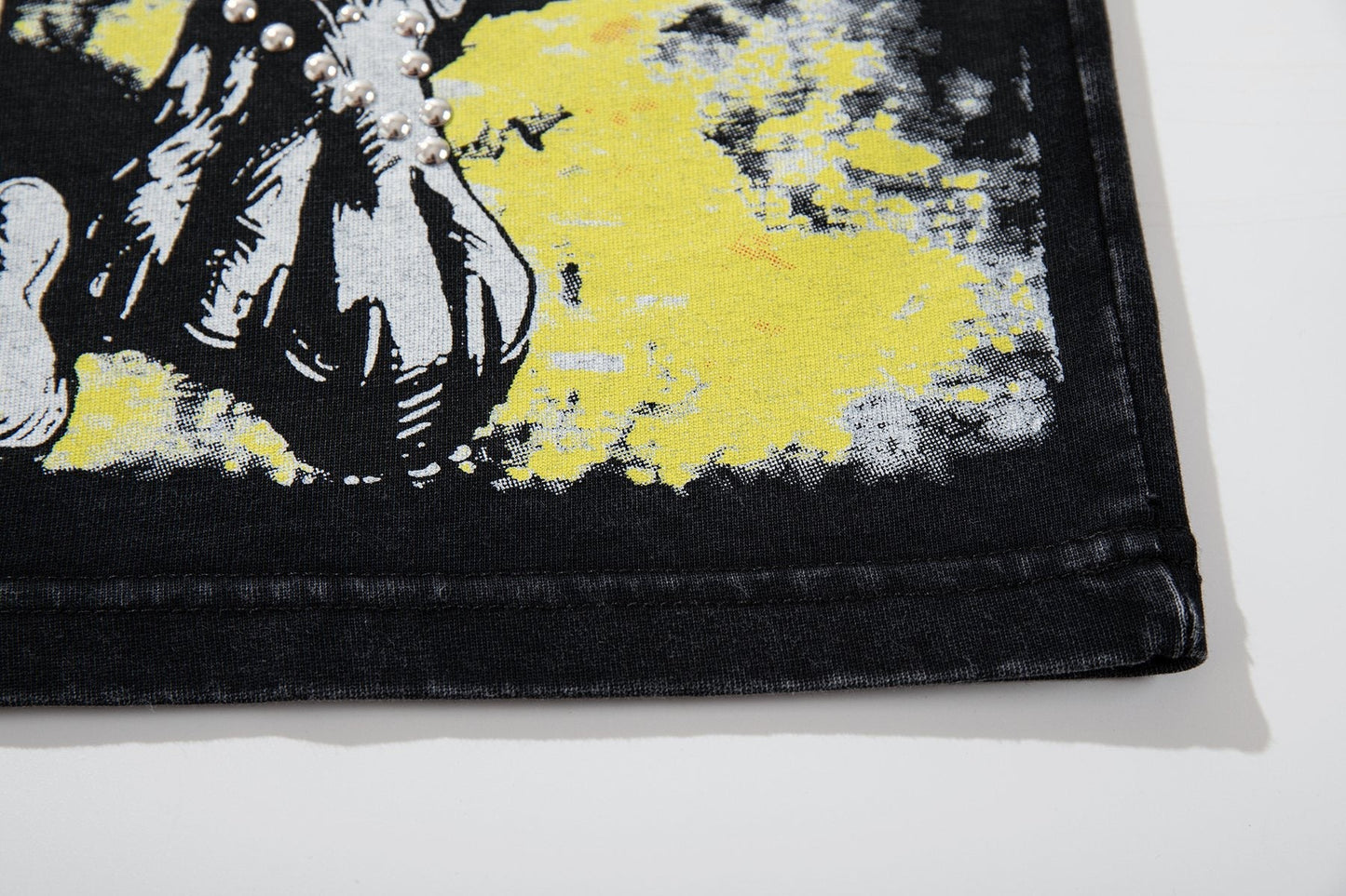 MAJESTIK Bulldog Graphic Short-Sleeve T-Shirt — detail